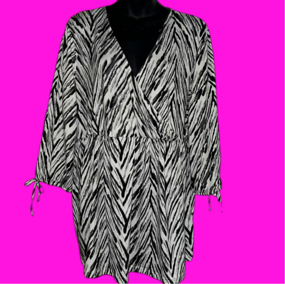 NWT Absolutely Famous cross front top 1X